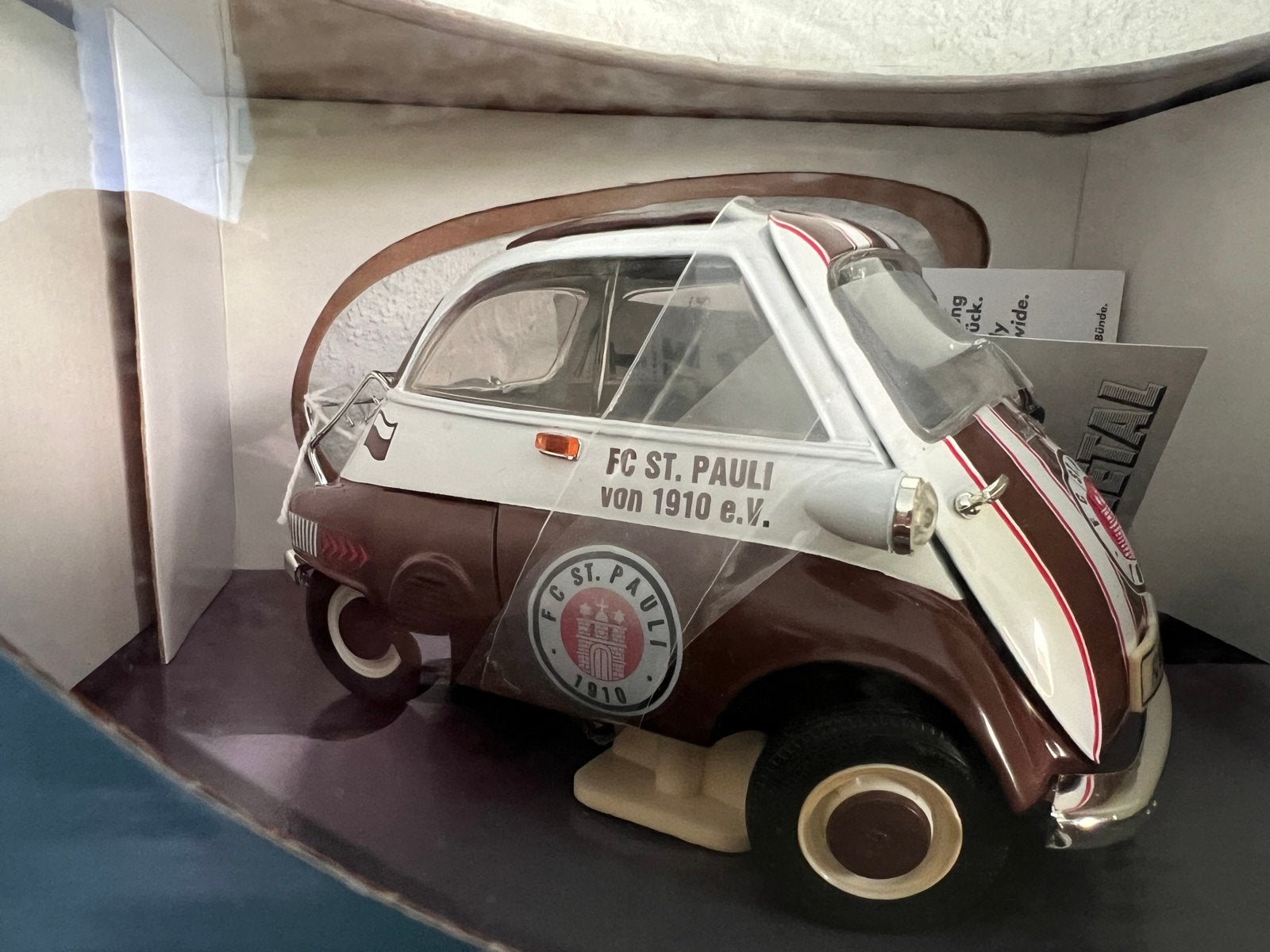 Revell Metal BMW Isetta 250 FC St. Pauli Limited Edition, Ophalen of Verzenden, Zo goed als nieuw