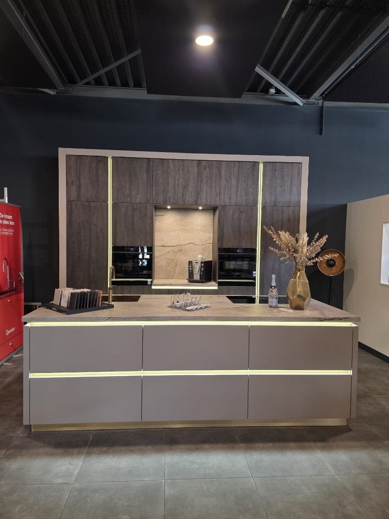 Zeer luxe showroomkeuken, Huis en Inrichting, Ophalen, Overige typen, Zo goed als nieuw, Met kookeiland