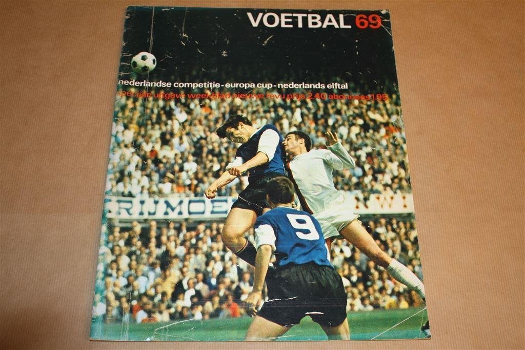 Voetbal 69. Speciale uitgave weekblad Nieuwe Revu., Ophalen of Verzenden, Gelezen, Watersport en Hengelsport