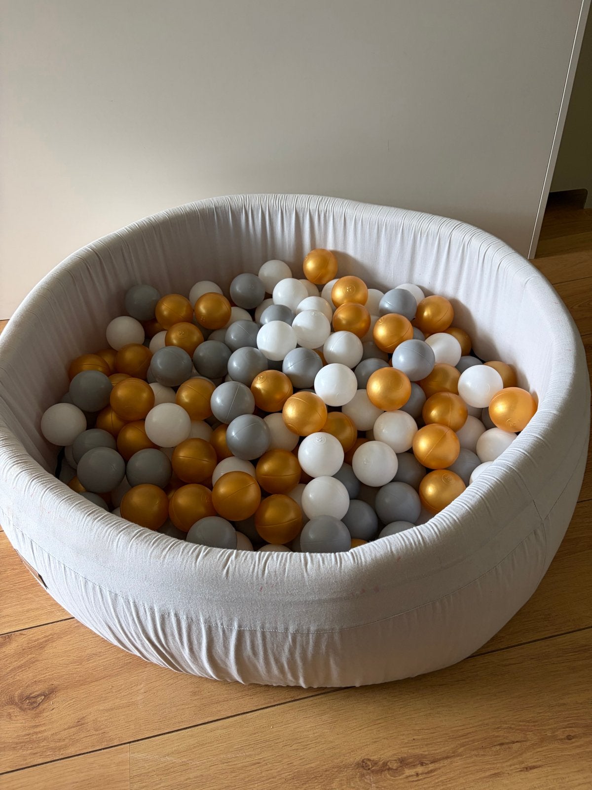 Ballenbak met ballen (goud, grijs, wit), Ophalen, Gebruikt, Jongen of Meisje