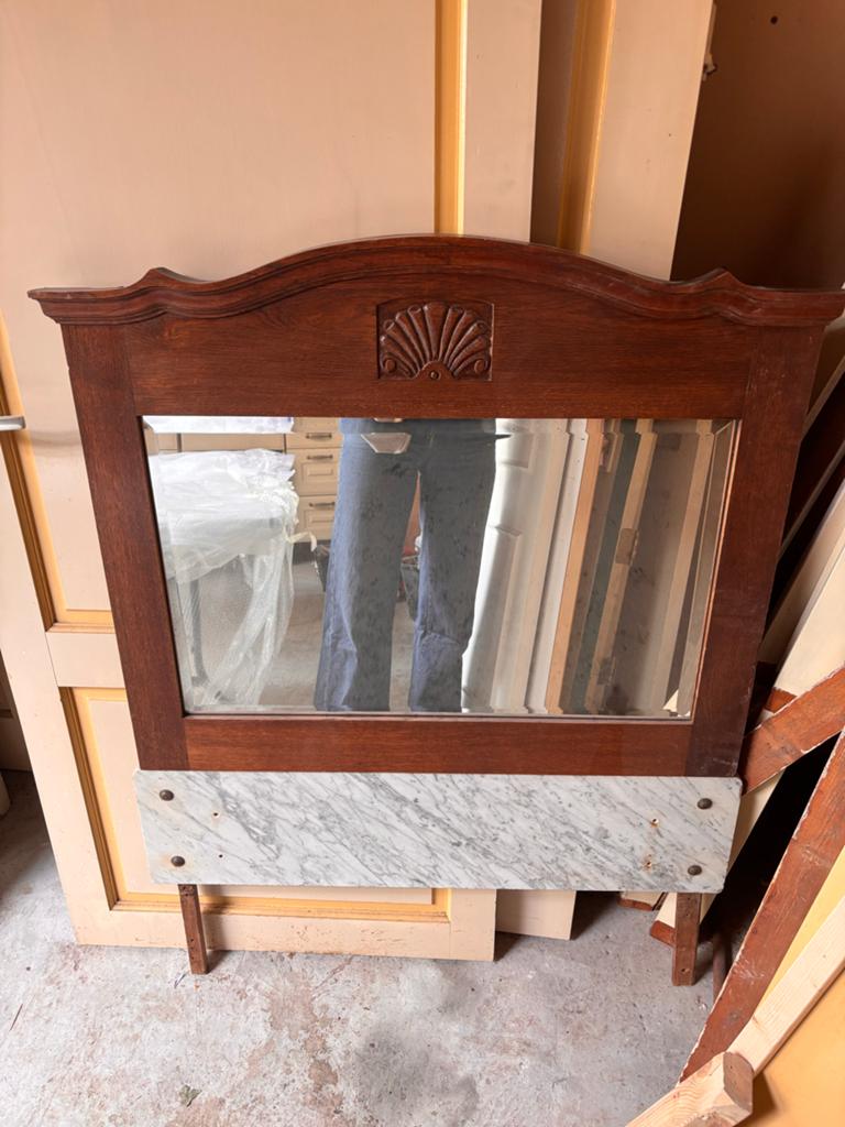 Antieke spiegel met houtsnijwerk en marmeren onderkant, Antiek en Kunst, Antiek | Spiegels, Ophalen, Rechthoekig, 50 tot 100 cm