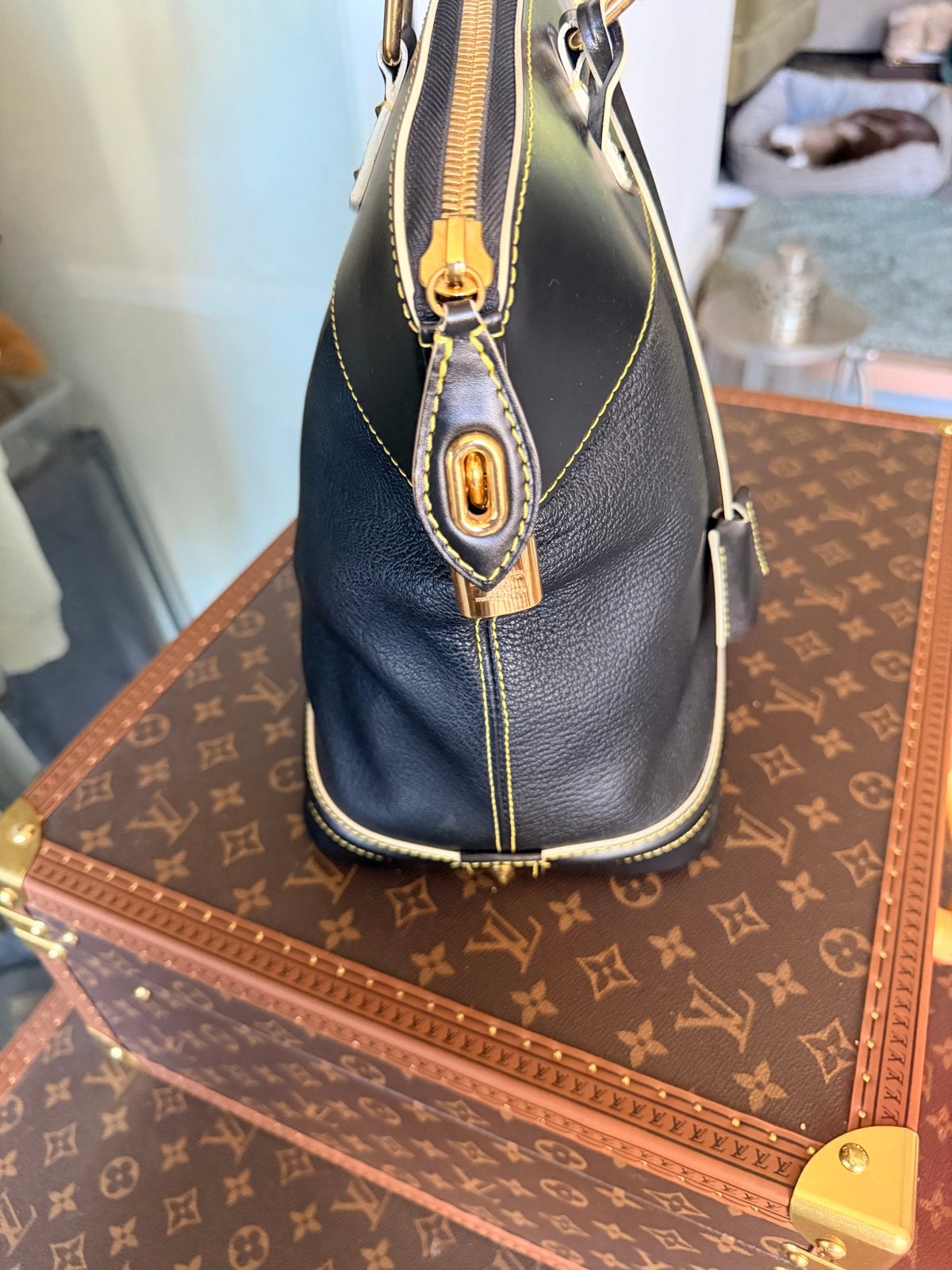 Foto 7 van Louis Vuitton Suhali Lockit Handtas Zwart