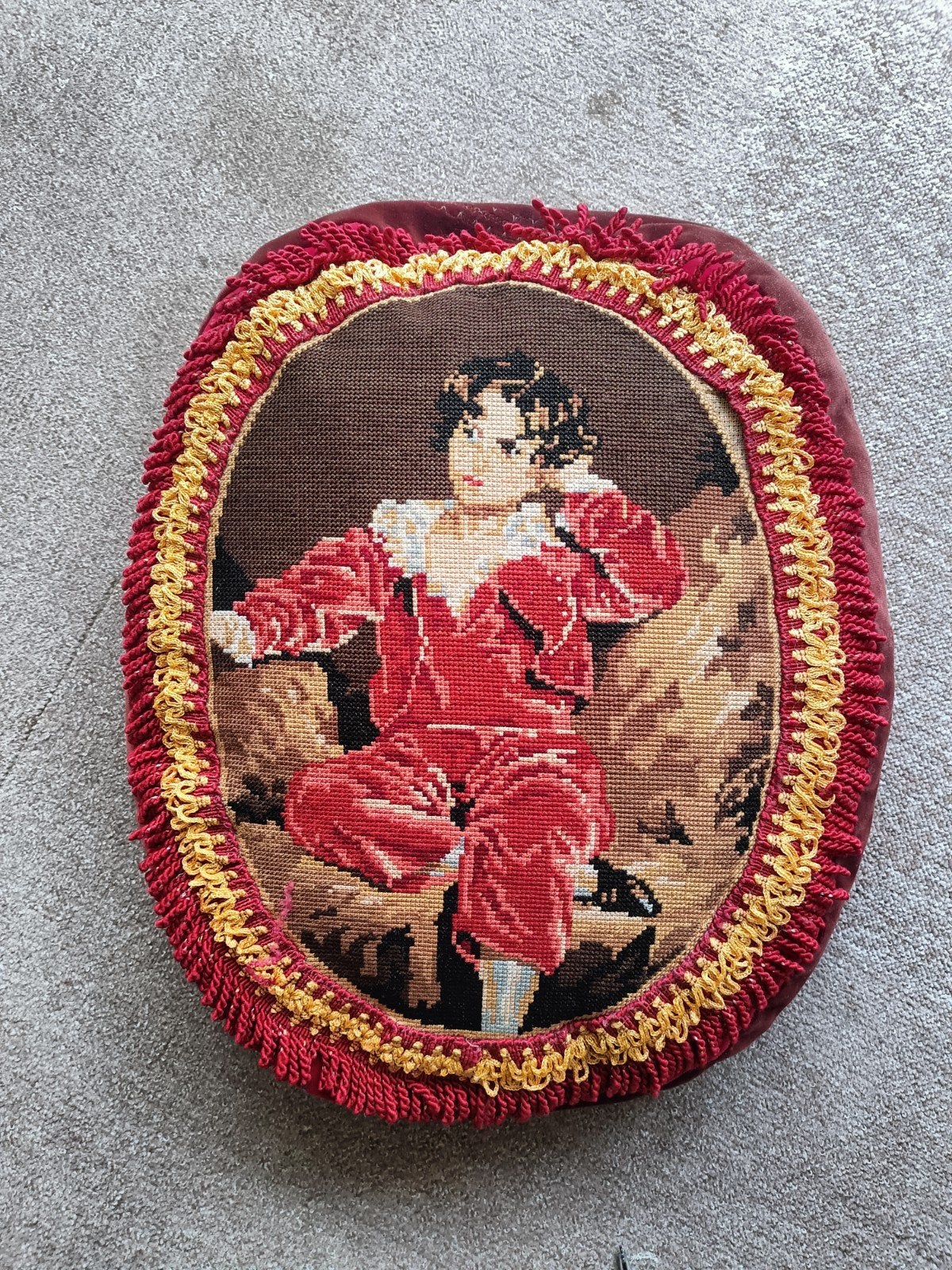 Kussen. Handgemaakt. Ovaal, Huis en Inrichting, Woonaccessoires | Kussens, Ophalen of Verzenden, Zo goed als nieuw, Rood, Vierkant