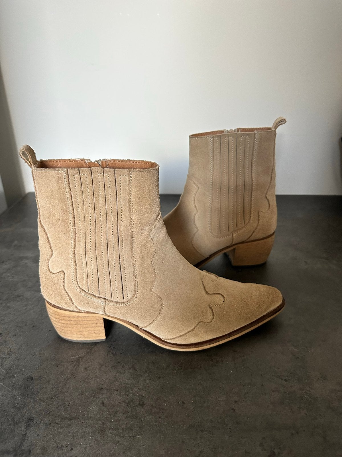 Nelson suède laarzen maat 42, Kleding | Dames, Ophalen of Verzenden, Gedragen, Beige, Lage of Enkellaarzen