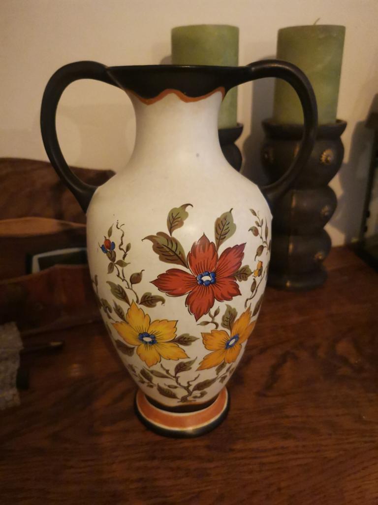 Prachtige Gouda-Plateel vaas 'Anita' met bloemdecoratie, Ophalen of Verzenden