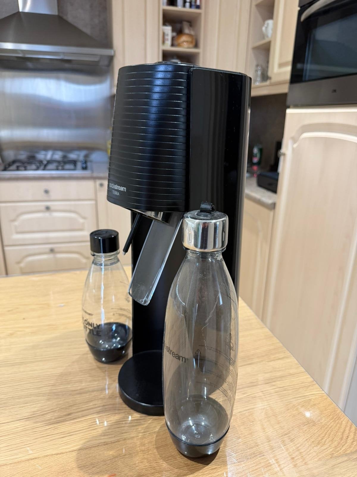 Sodastream Terra met 2 flessen - Zwart, Witgoed en Apparatuur, Bruiswatermachines, Ophalen of Verzenden, Zo goed als nieuw