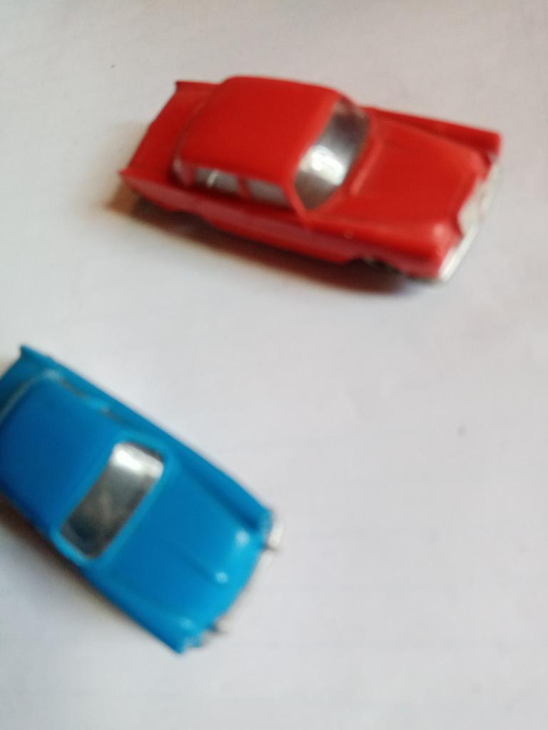 2 LEGO auto's: Volkswagen en Mercedes met metalen onderkant, Ophalen of Verzenden