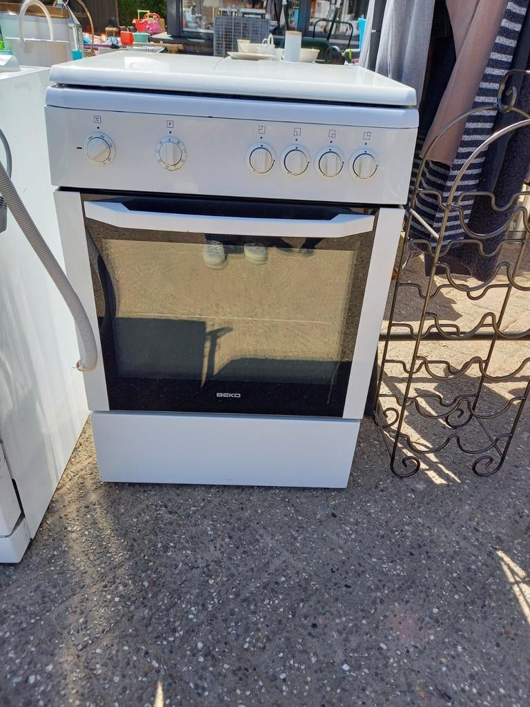 Gasfornuis met oven Beko, Ophalen, 4 kookzones, Gas, Vrijstaand