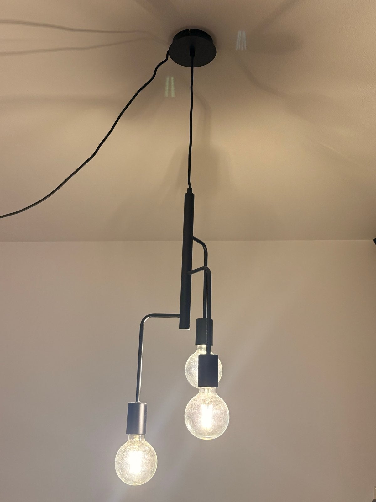 Moderne zwarte stalen hanglamp met 3 lichtpunten, Huis en Inrichting, Lampen | Hanglampen, Ophalen, Zo goed als nieuw, Metaal