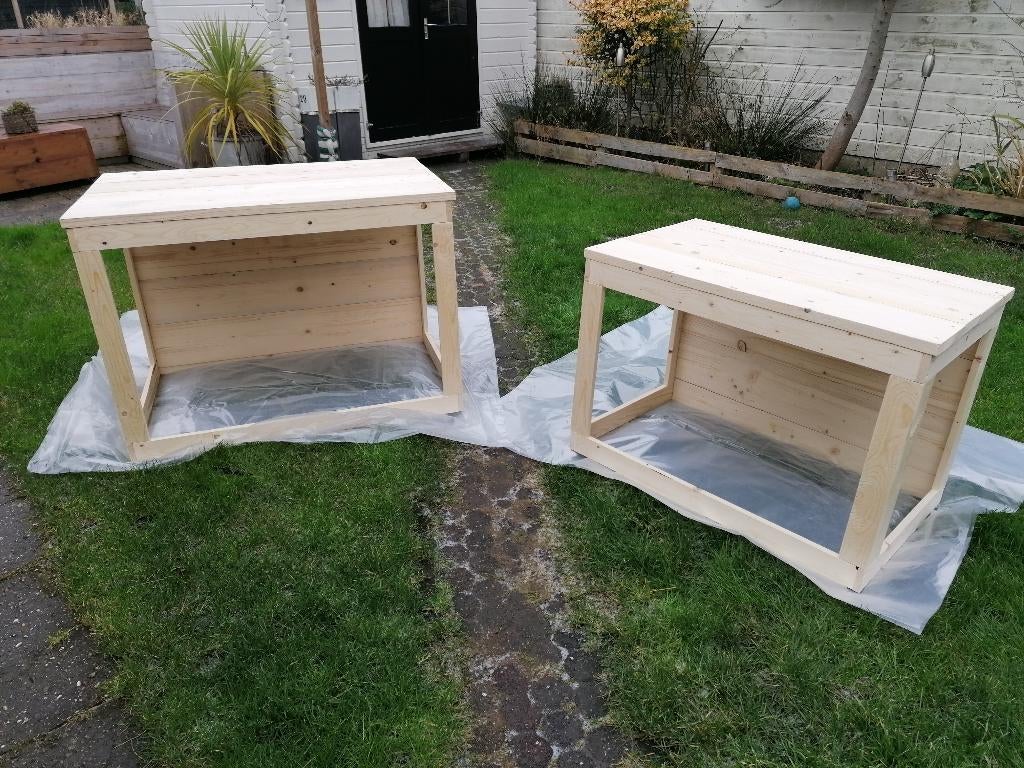 Bench Ombouw op Maat Hout – Luxe Honden Bench Meubel, Info@rwhoutidee.nl, Nieuw, Ophalen of Verzenden, RW Houtidee – Handgemaakte bench ombouw op maat van hout voor hondenbench. Luxe bench meubel of bench kast van vurenhout. Perfect passend, duurzaam en stijlvol. Personaliseerbaar met naam of afbeelding. Voor elk interieur en elke maat hondenbench.