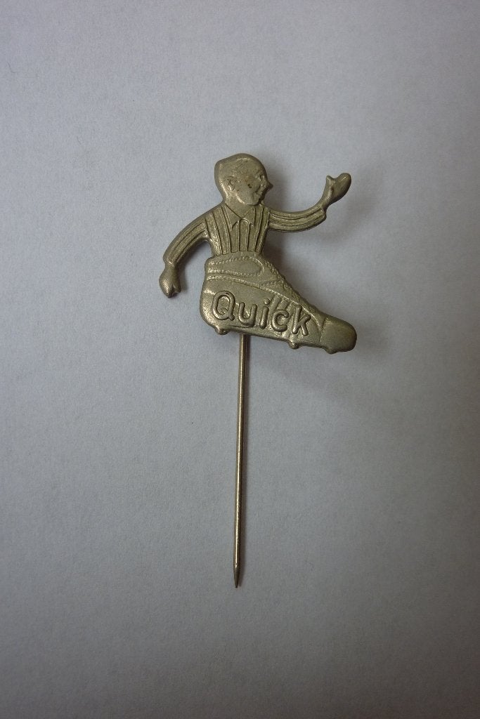 vintage speldje Quick voetbalschoenen, Ophalen of Verzenden, Gebruikt, Sport, Speldje of Pin