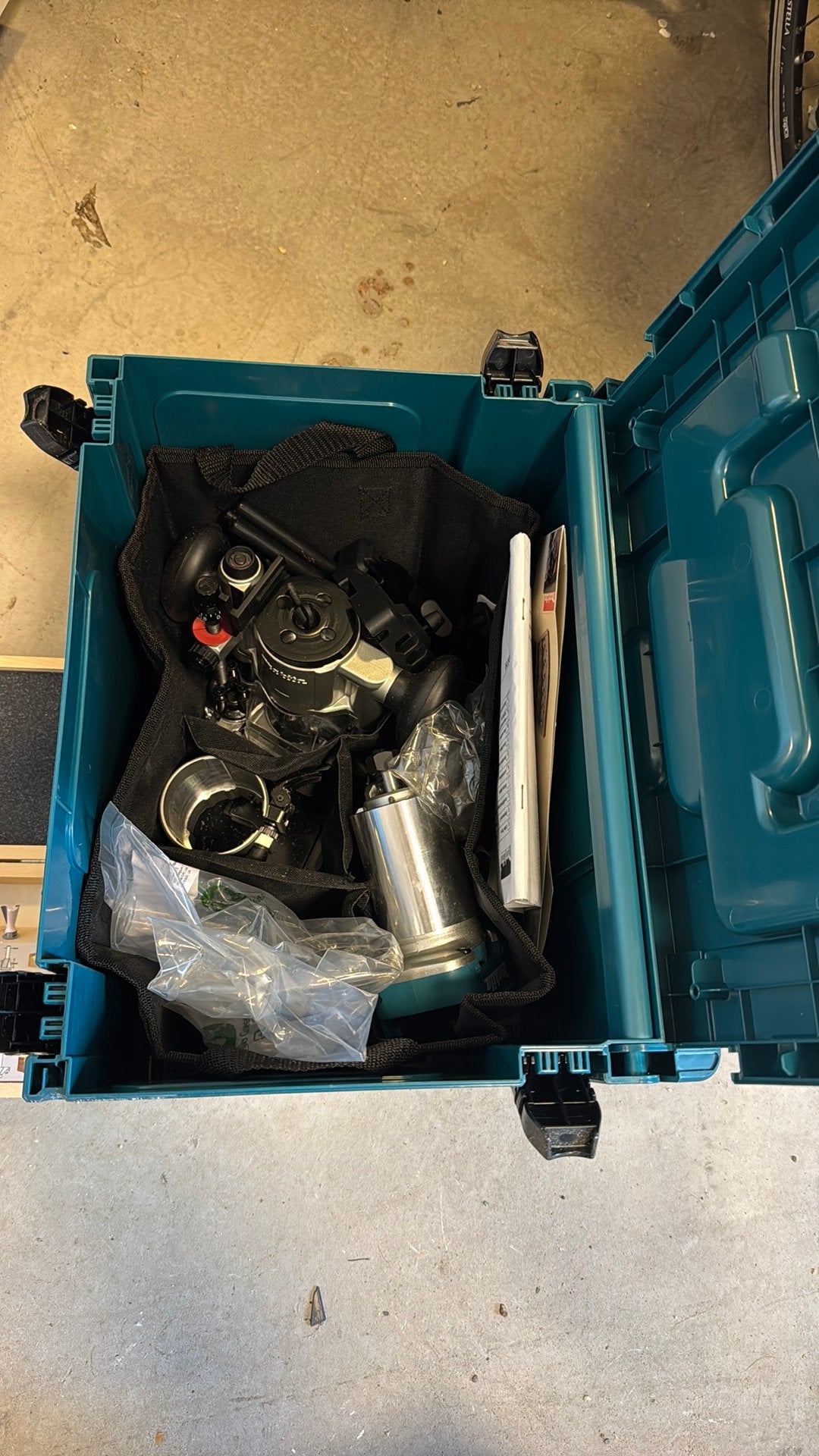 Makita DRT50ZJX9 frees + freesset 12-delig A-87921, Verzenden, Zo goed als nieuw, Elektrisch, Kantenfrees
