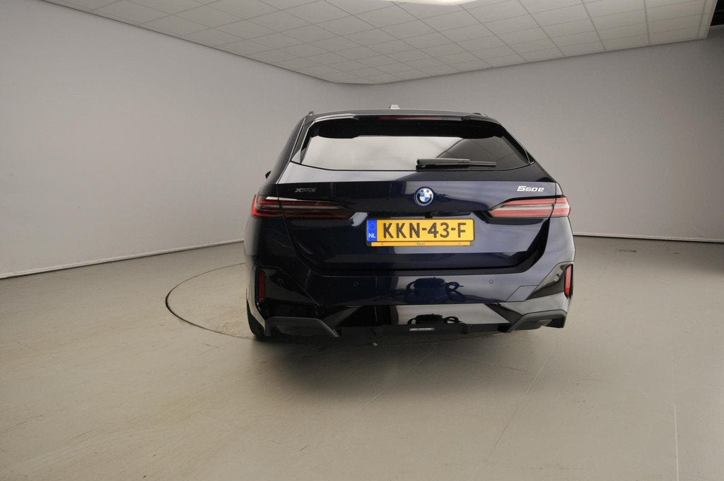 BMW 5 Serie Touring 550e xDrive M-Sportpakket Pro / Panorama, Auto's, BMW, Automaat, Gebruikt, Blauw, 135 min