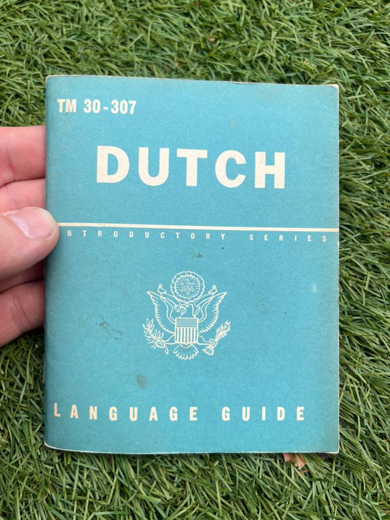 WO2 Amerikaans Dutch language guide 1943 Airborne paratroope, Amerika, Verzenden, Boek of Tijdschrift