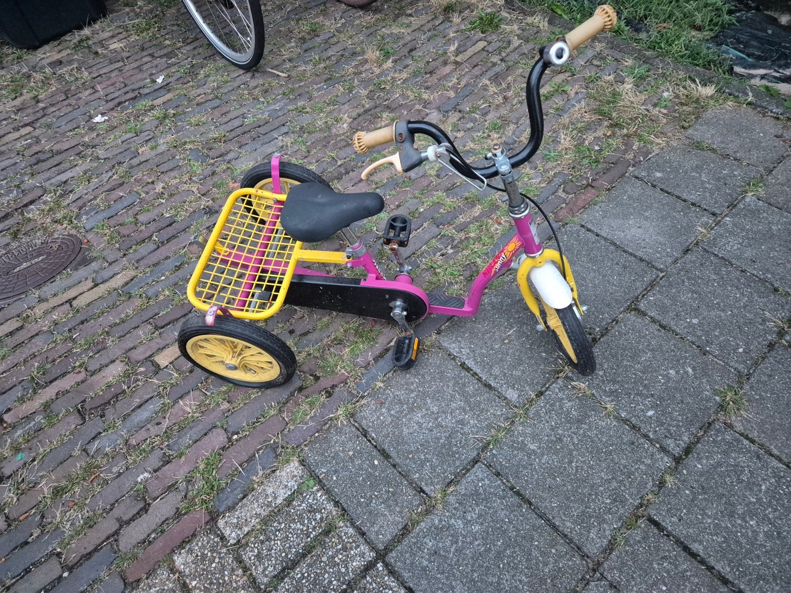 Leuke roze/gele driewieler met mandje, Fietsen en Brommers, Ophalen of Verzenden, Gebruikt, Terugtraprem, Onbekend