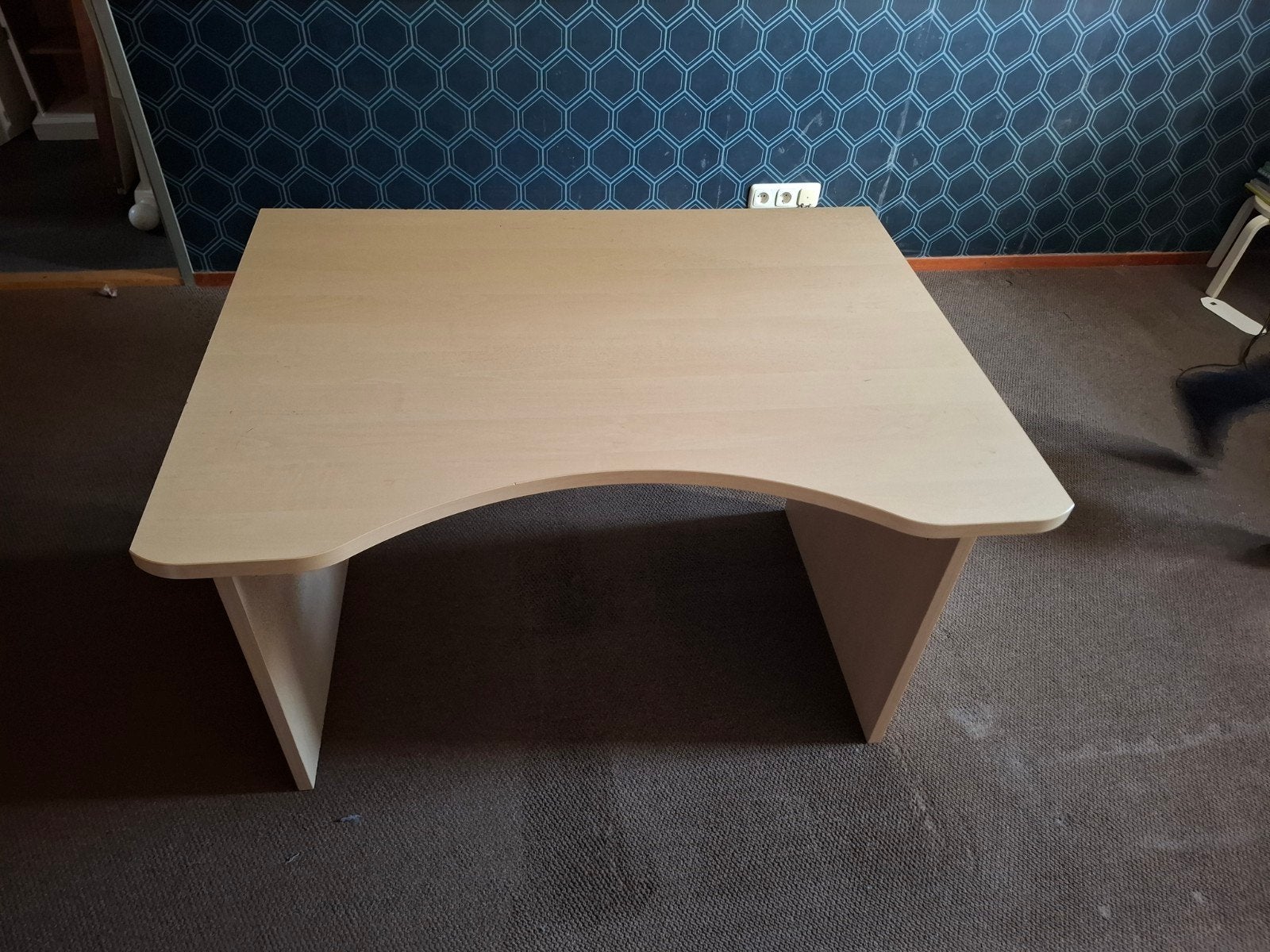 Licht houten bureau met gebogen blad, Ophalen, Zo goed als nieuw