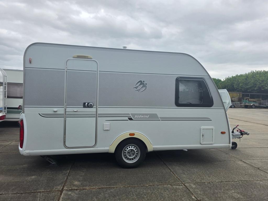 Knaus Sudwind 400FD - Goed onderhouden met nieuwe matras, Frans bed, Luifel, Treinzit, 750 - 1000 kg