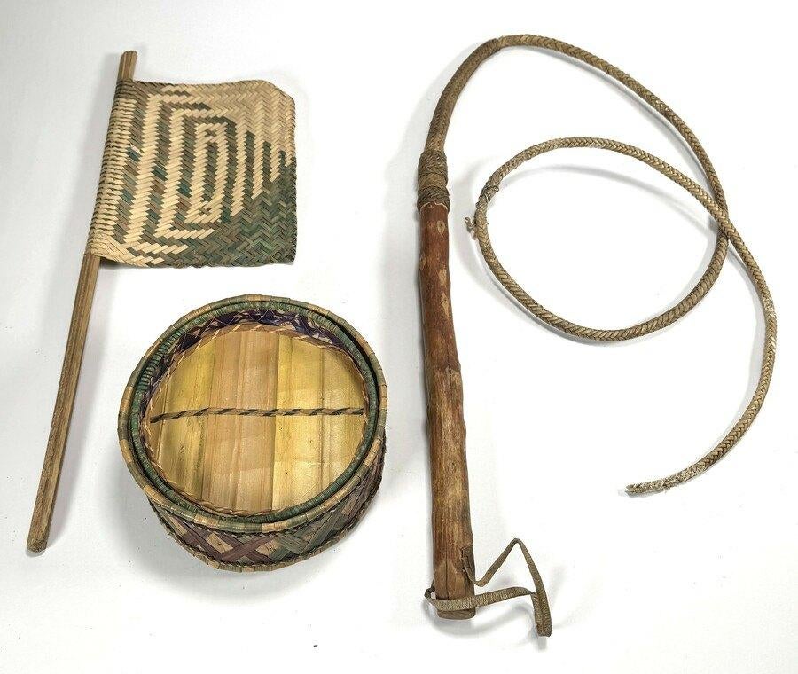 1189. Vlechtwerk, Nieuw-Guinea – zweep, vlag en mand, Ophalen of Verzenden