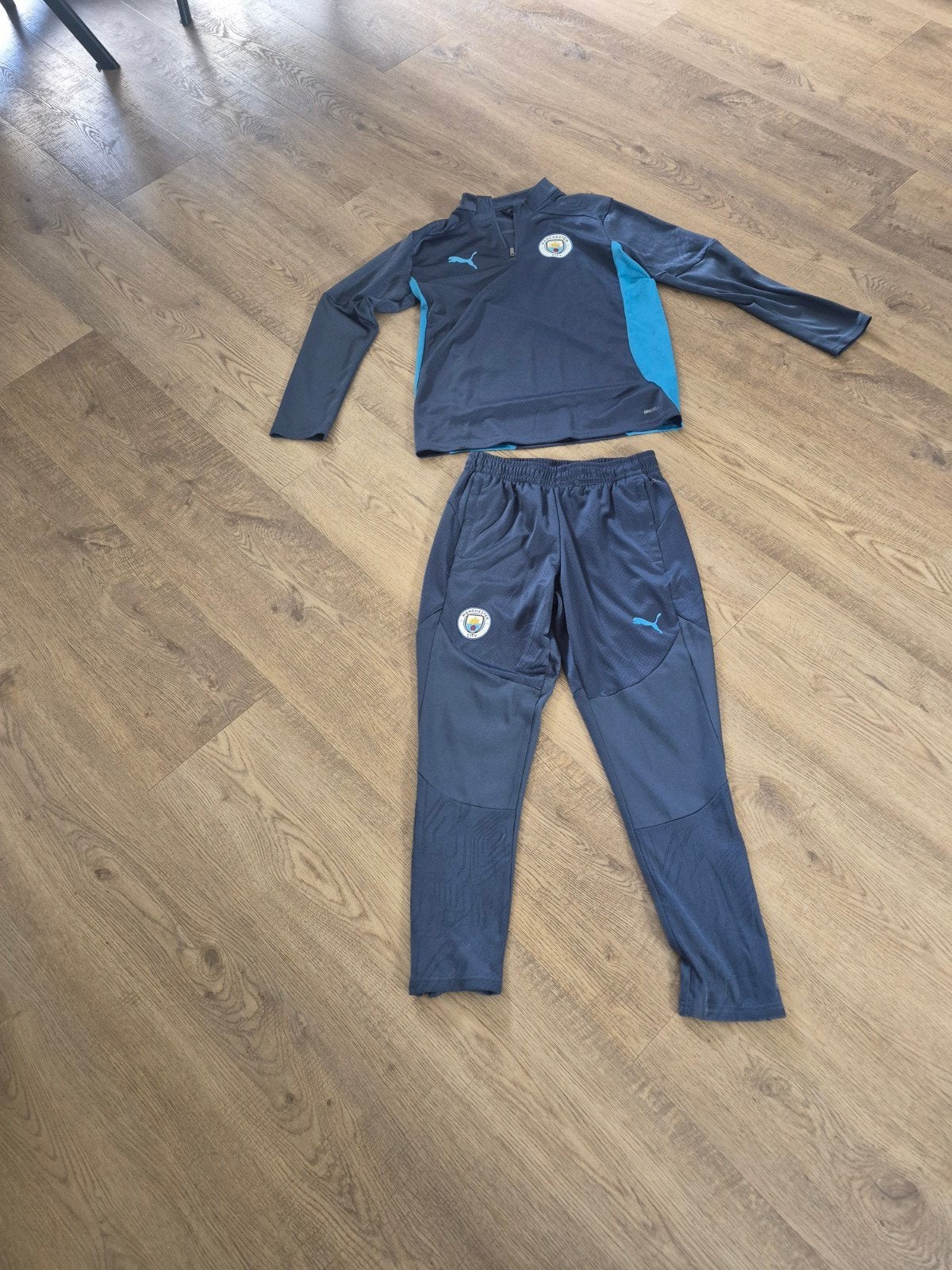 Origineel Manchester City trainingspak - Zo goed als nieuw, Puma, Ophalen of Verzenden, Zo goed als nieuw, Setje
