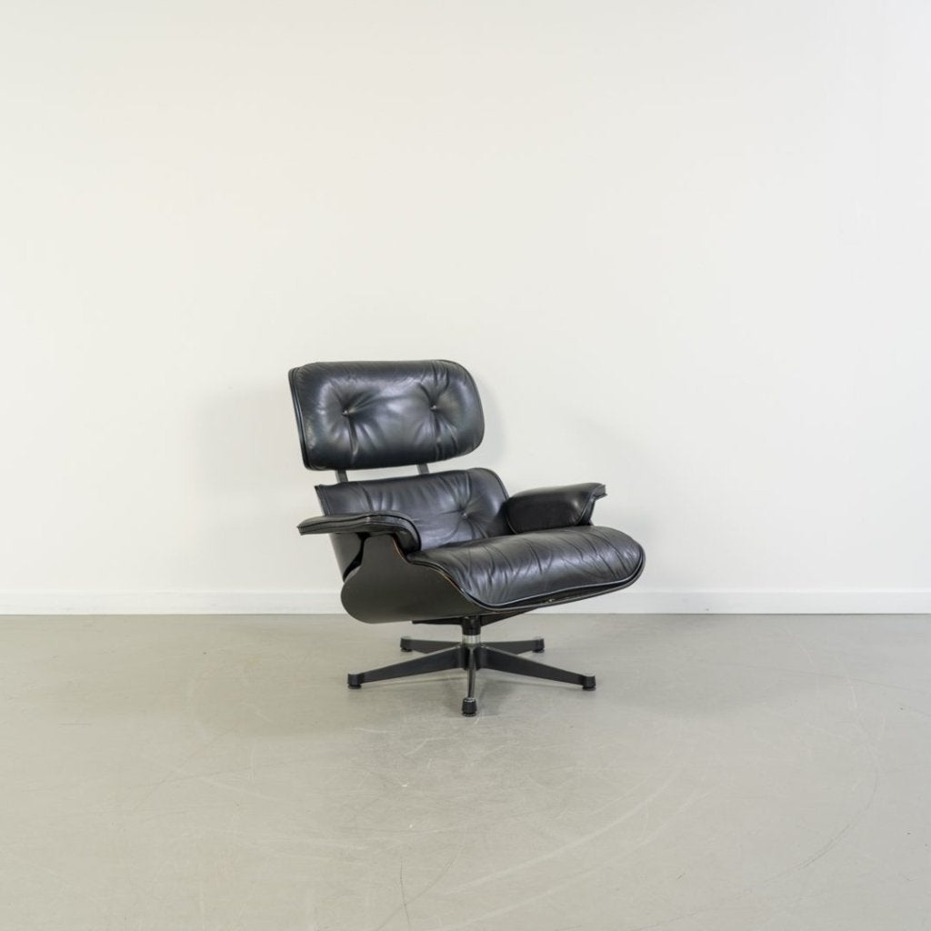 Vitra Lounge Chair Nero Leer/Essenhout Klassiek