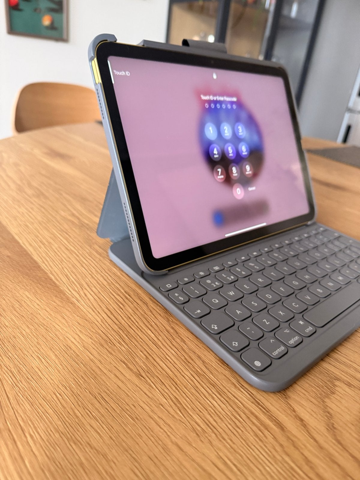 Logitech Slim Folio Toetsenbordhoes voor iPad 10, Computers en Software, Ophalen of Verzenden, Zo goed als nieuw, 10 inch, Bescherming voor- en achterkant