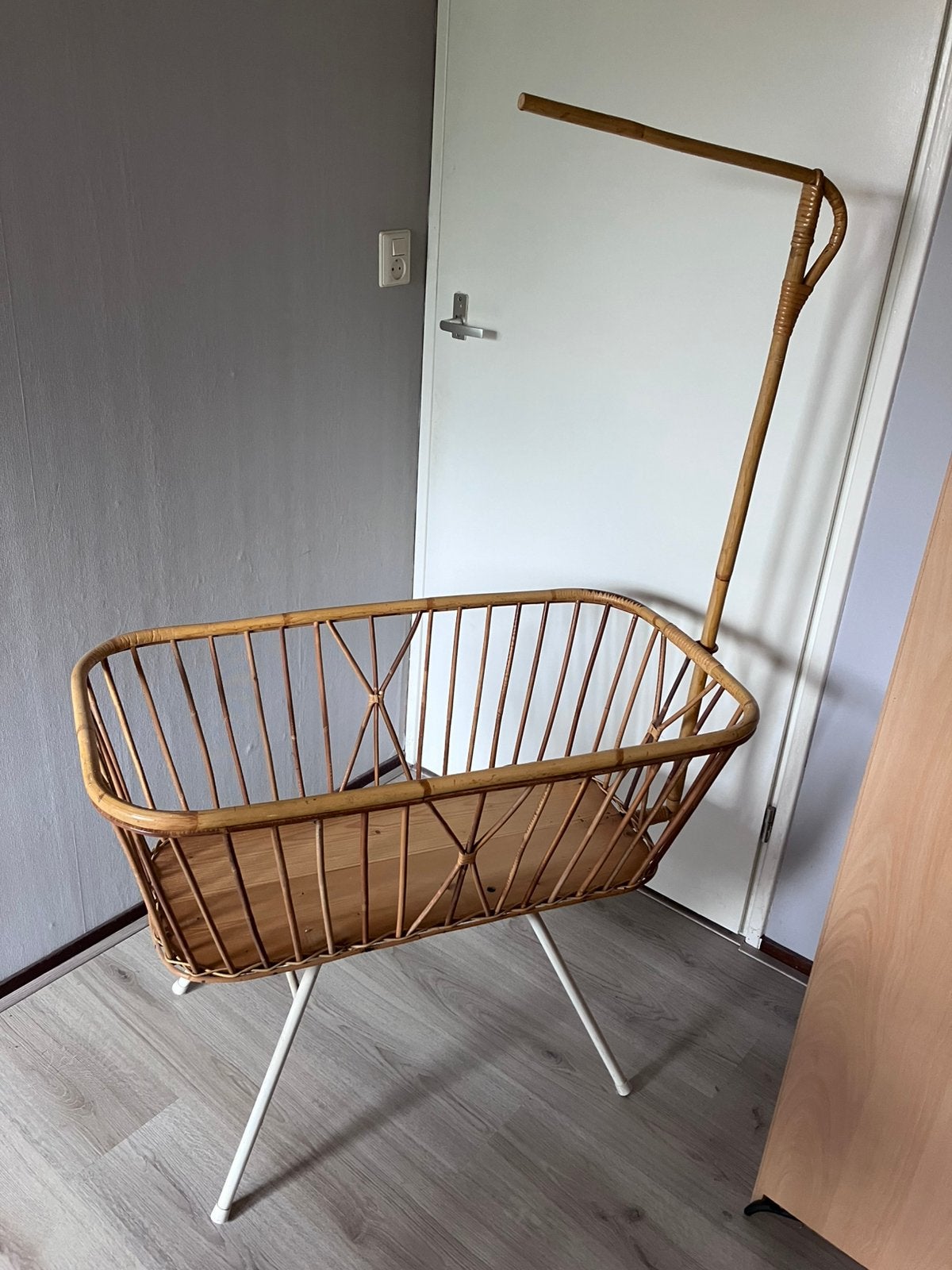 Ouderwetse wieg met frame voor een hemeltje, Ophalen, Wieg