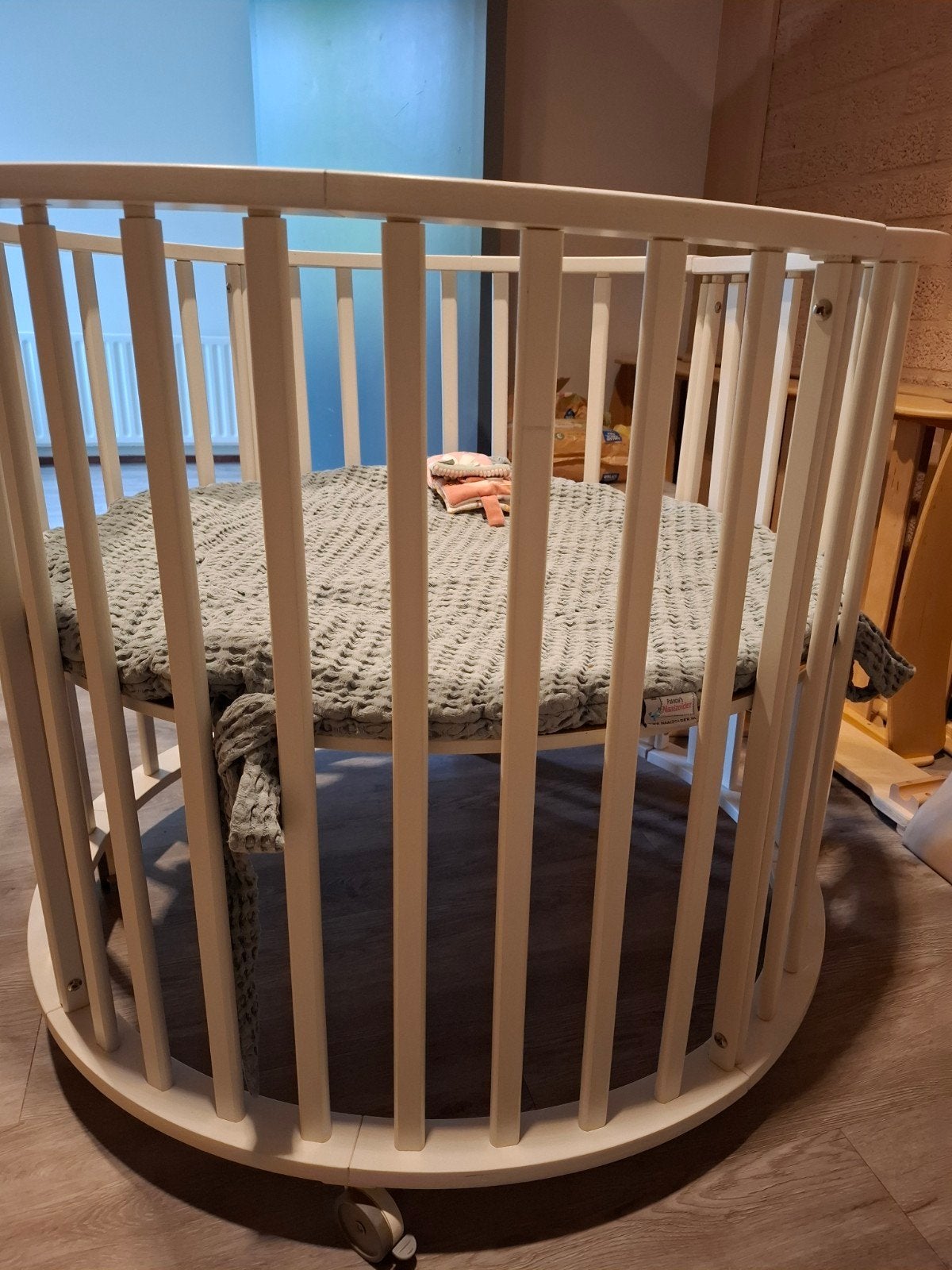Ronde box - moet verlijmd worden - laag prijsje, Kinderen en Baby's, Boxen, Ophalen of Verzenden, Gebruikt, Rond, Wieltjes