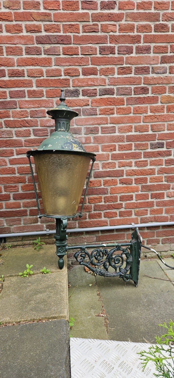 Antieke gietijzeren buitenlamp met sierlijke beugel, Tuin en Terras, Buitenverlichting, Ophalen, Gebruikt, Wandlamp, Netvoeding