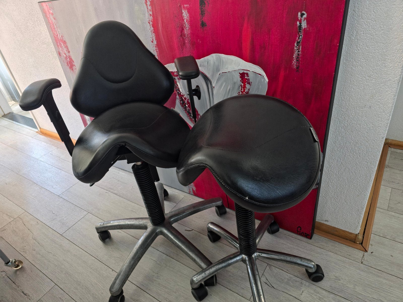 Te koop 2 Score Verstelbare zadelkrukken, Ophalen, Hout