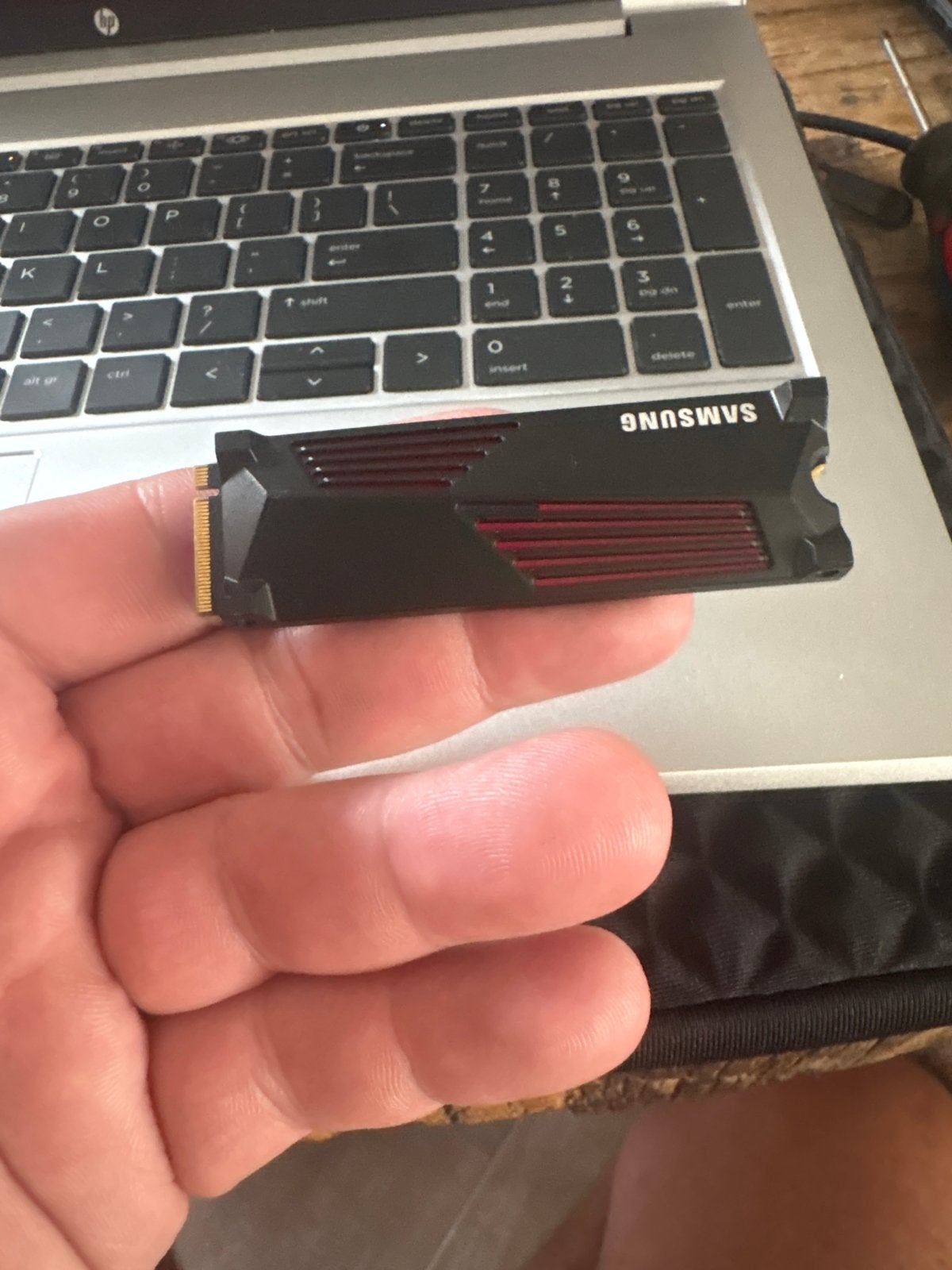 Samsung 990 PRO 2TB NVMe M.2 SSD met Heatsink, Intern, Server, Ophalen of Verzenden, Zo goed als nieuw