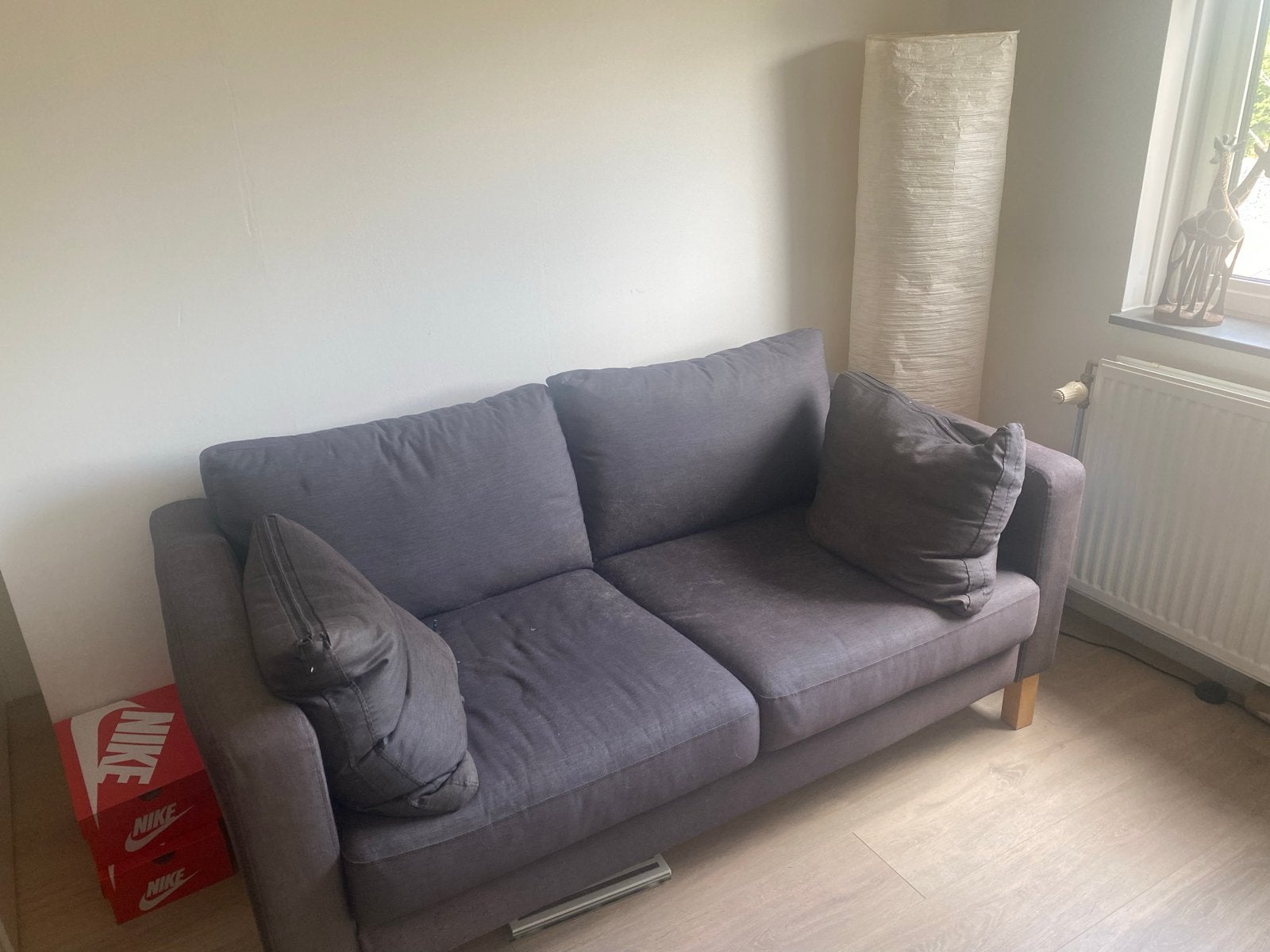 Grijze 2-zits bank van IKEA, Huis en Inrichting, Banken | Sofa's en Chaises Longues, Ophalen, 150 tot 200 cm, Tweepersoons, 75 tot 100 cm