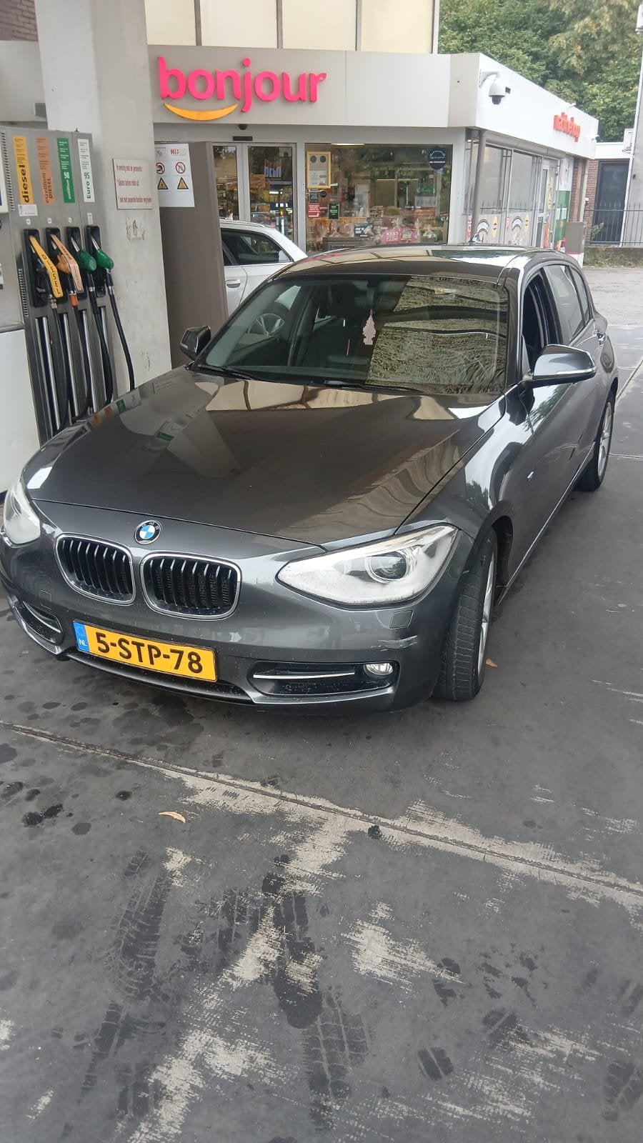 BMW 1-Serie 116I 100KW 5DR 2013 Grijs, Auto's, 1-Serie, 4 cilinders, Origineel Nederlands, 19 km/l