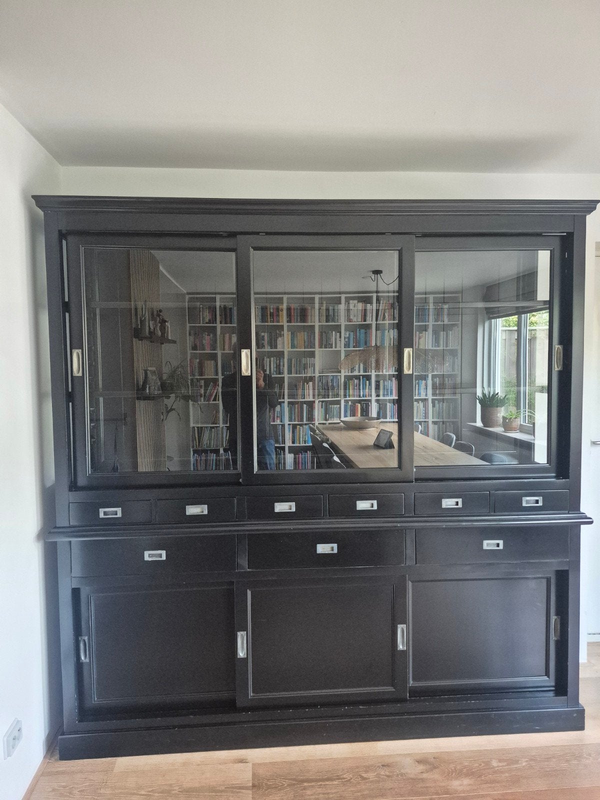 Zwarte vitrinekast/buffetkast met schuifdeuren en lades, Ophalen, Klassiek, modern, Gebruikt, Met lade(s)