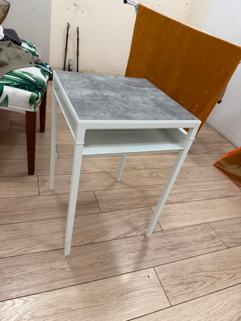 Gratis IKEA NYBODA Bijzettafel - Wit met betonlook blad, Huis en Inrichting, Tafels | Bijzettafels, Zo goed als nieuw, Vierkant