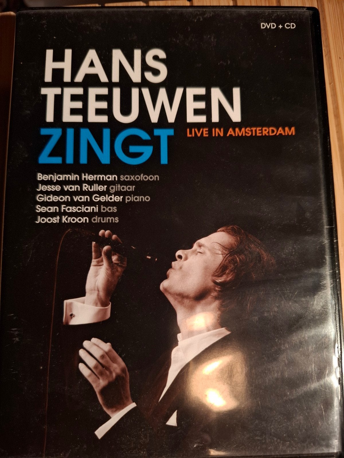 Hans Teeuwen Zingt - Live in Amsterdam DVD + CD, Gebruikt, Verzenden, Alle leeftijden, Nederlands