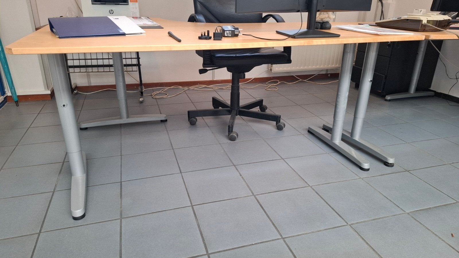 Twee IKEA Galant hoekbureaus - Gebruikt, Huis en Inrichting, Bureaus, Ophalen, Gebruikt, Hout, Hoekbureau