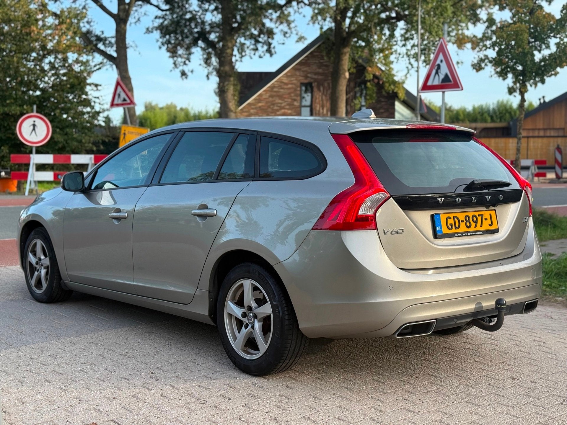 Volvo V60 2.0 D4 Kinetic AIRCO CRUISE NAVI PDC TREKHAAK, Auto's, Voorwielaandrijving, Dealer onderhouden, Euro 6, 4 cilinders