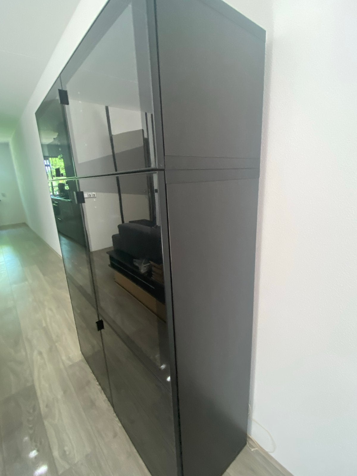 Mooie IKEA kast met donker glas (2 delen), Ophalen, Zo goed als nieuw