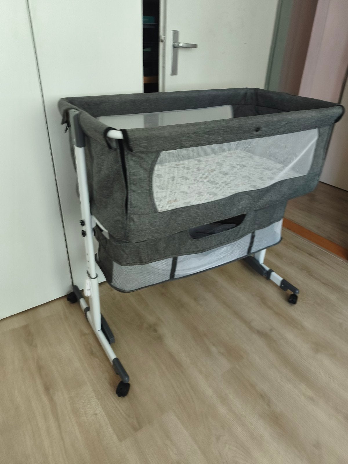 Co-sleeper / aanschuifbedje met matras en klamboe, Huis en Inrichting, Verstelbaar, Zo goed als nieuw, Eenpersoons, 70 cm of minder