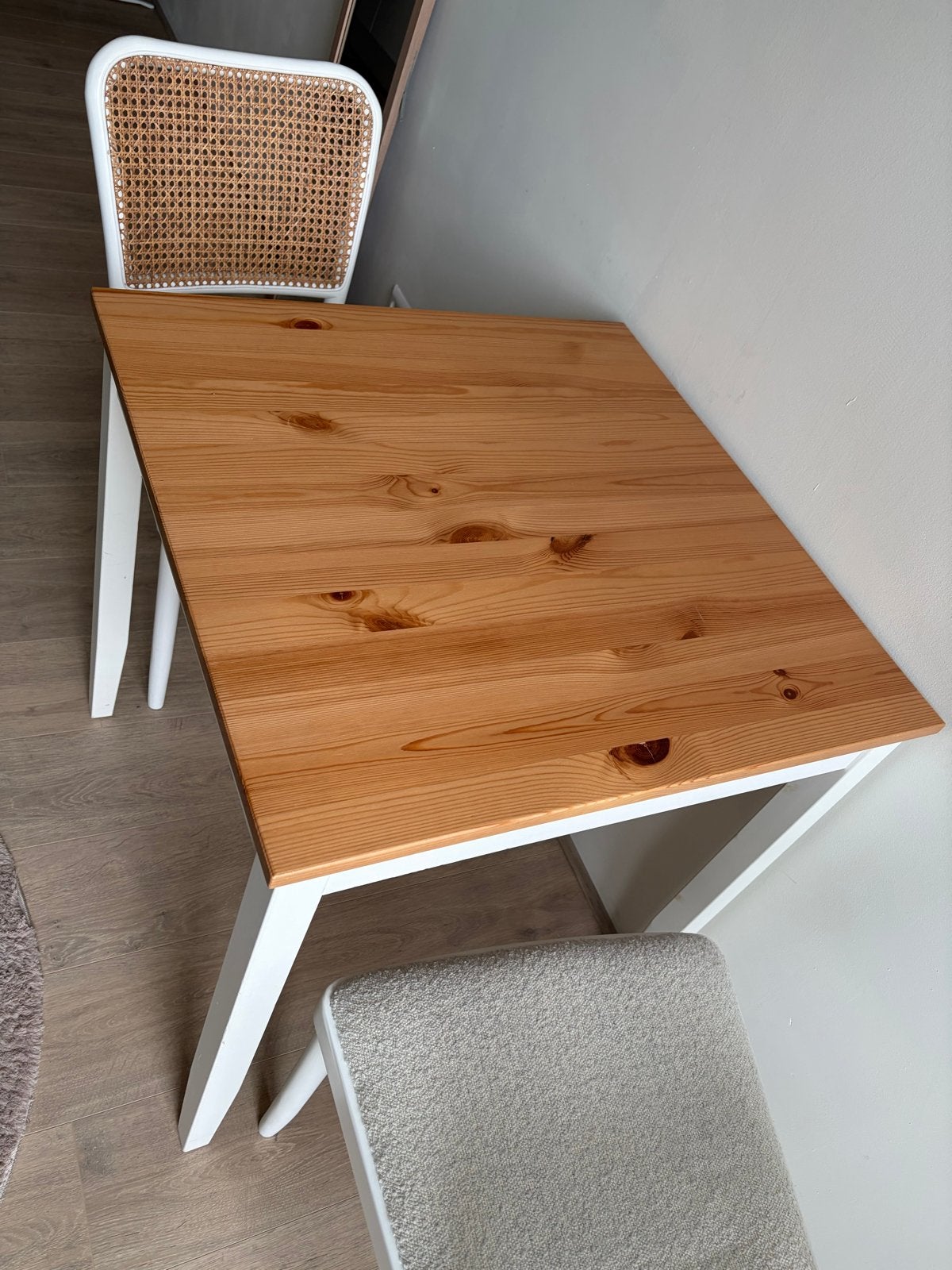 Elegante eetkamerstoelen met tafeltje, Huis en Inrichting, Stoelen, Ophalen, Twee, Wit, Zo goed als nieuw