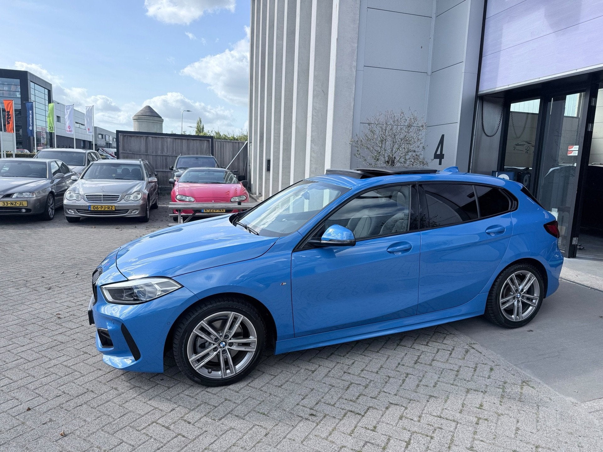 BMW 1-serie 118i M Edition! PANO! LEER! LED! NAP! INRUIL MOG, Auto's, Dealer onderhouden, Gebruikt, Blauw, Bedrijf