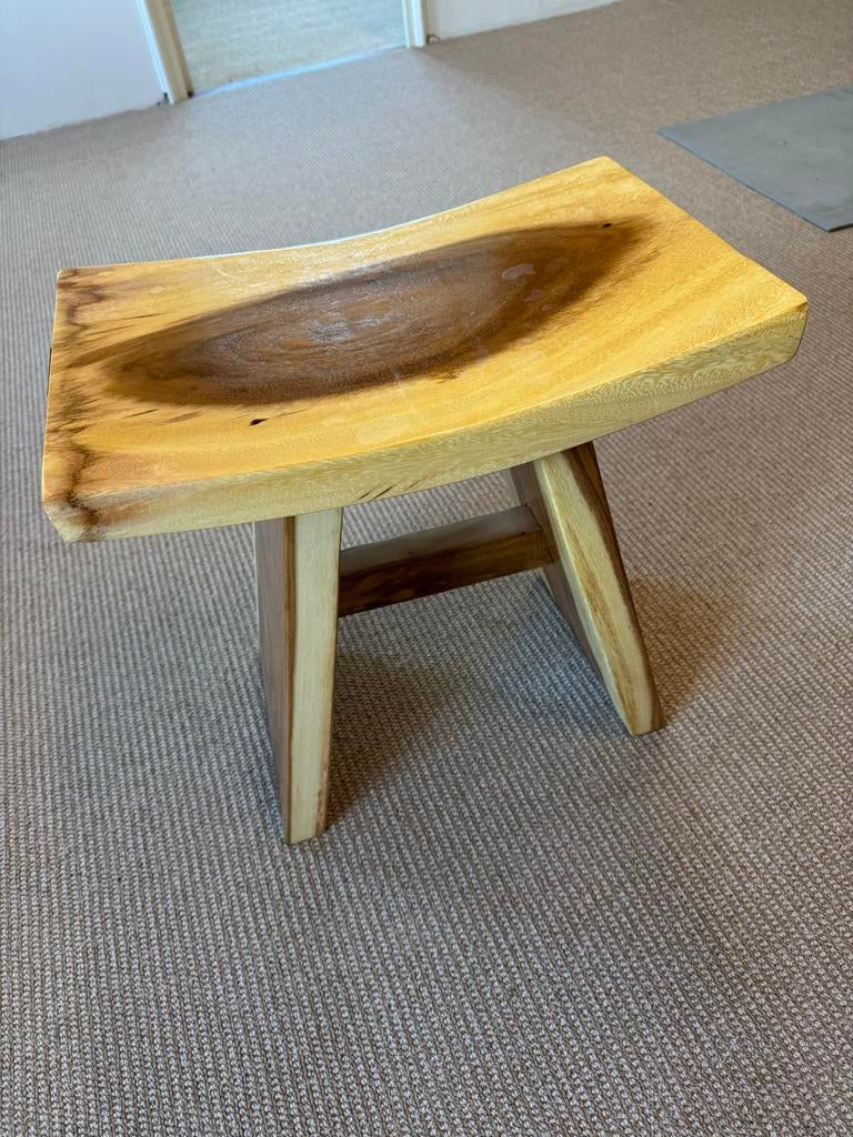 Unieke houten kruk - Handgemaakt en robuust massief teakhout, Huis en Inrichting, Krukjes, Ophalen, Zo goed als nieuw, Hout