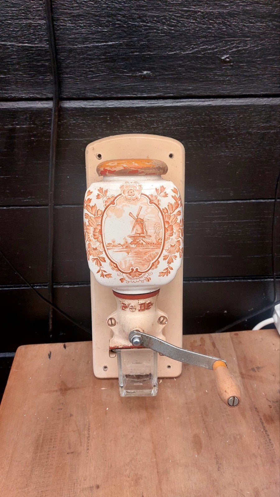 Vintage PeDe wandkoffiemolen met Delfts-achtige decoratie, Ophalen