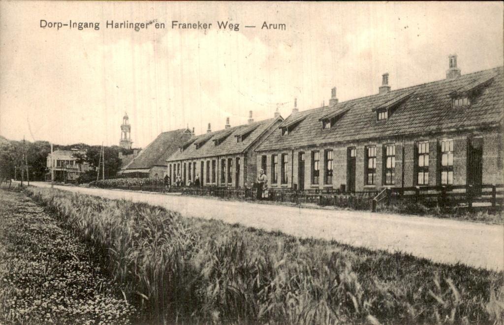 Arum - Dorp-ingang - Harlinger en Franeker Weg, Ophalen of Verzenden, Voor 1920, Gelopen, Friesland
