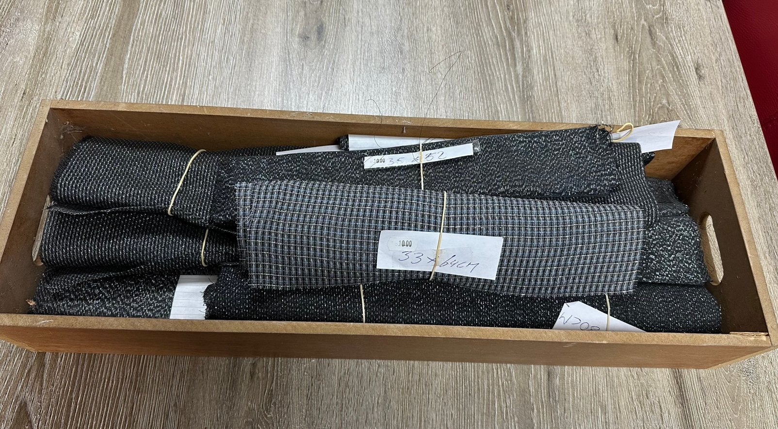 Bak met restanten luidspreker doek, Ophalen of Verzenden