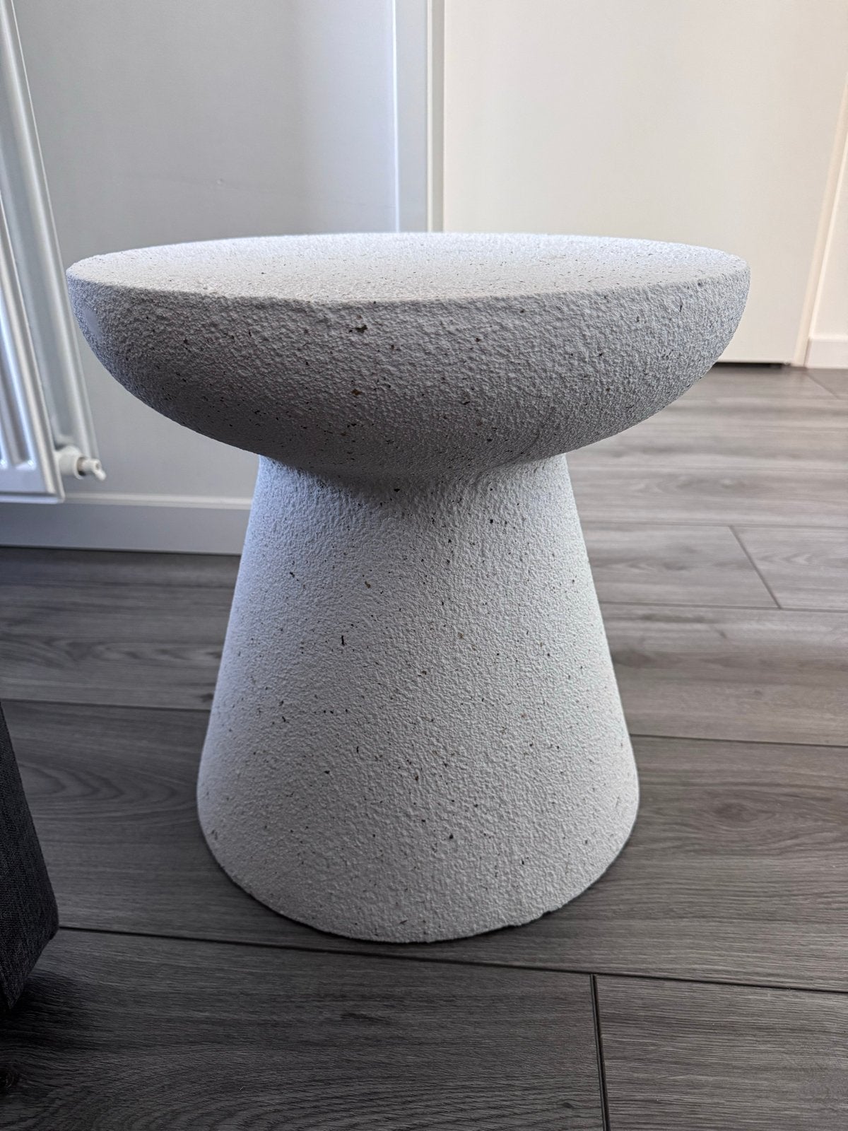 Witte conische bijzettafel van Xenos, zo goed als nieuw, Ophalen, Minder dan 55 cm, Zo goed als nieuw, Overige vormen