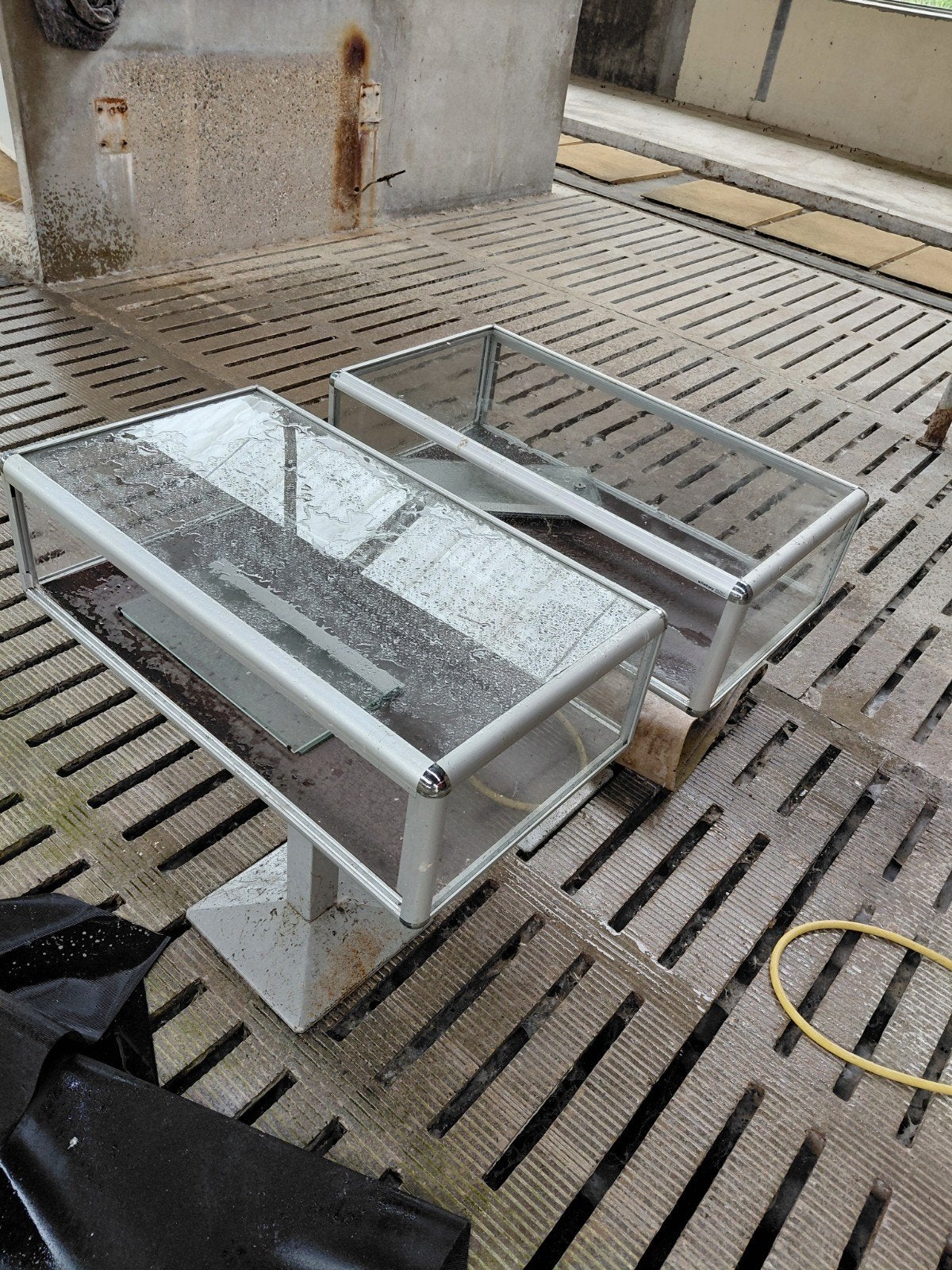vitrinekast  tafelmodel aluminium 2x, Huis en Inrichting, Kasten | Vitrinekasten, Ophalen, Gebruikt, 75 cm of meer, 50 tot 100 cm