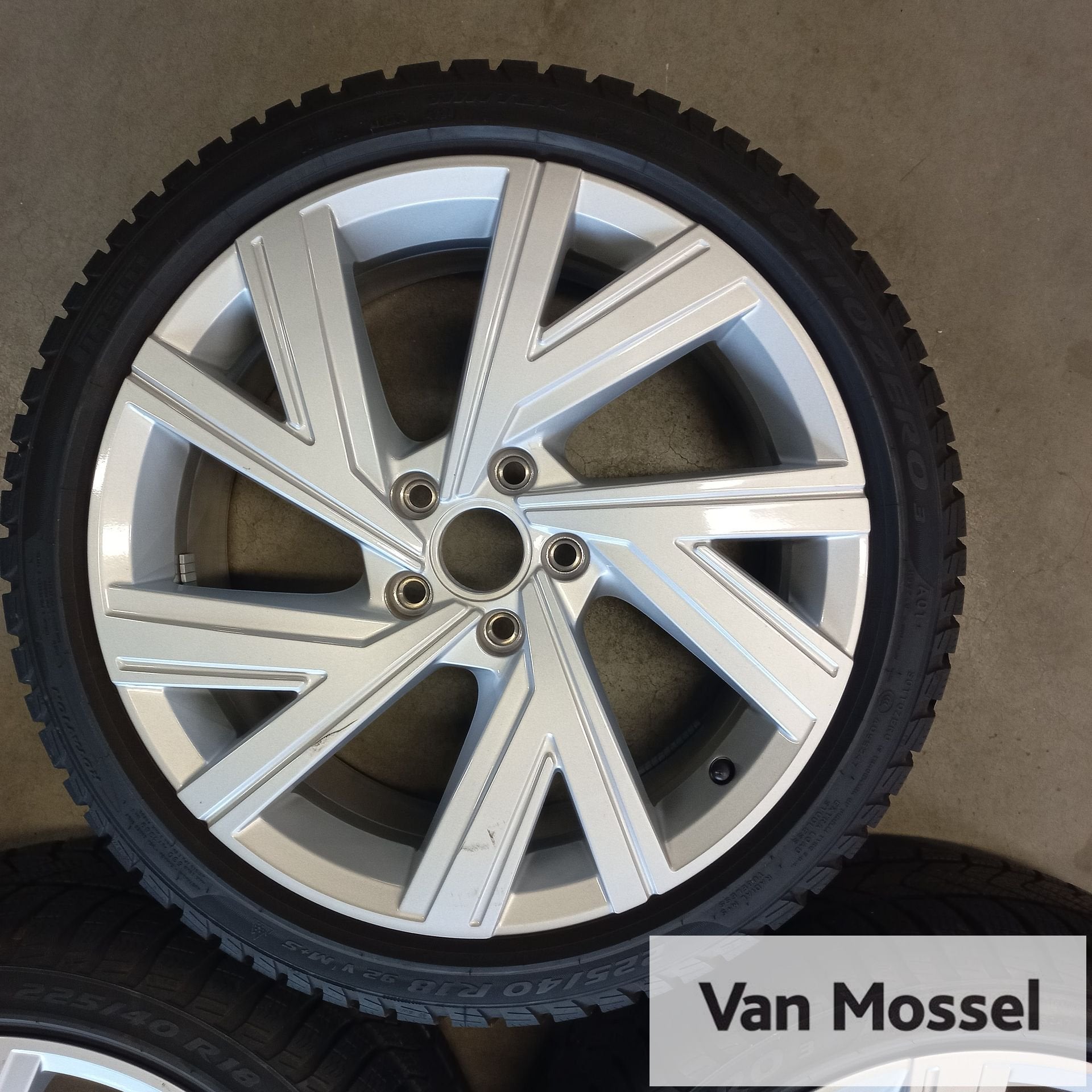 Volkswagen Golf 8 Pirelli Sottozero 3 225/40/R18 92V, 18 inch, Gebruikt, -, -