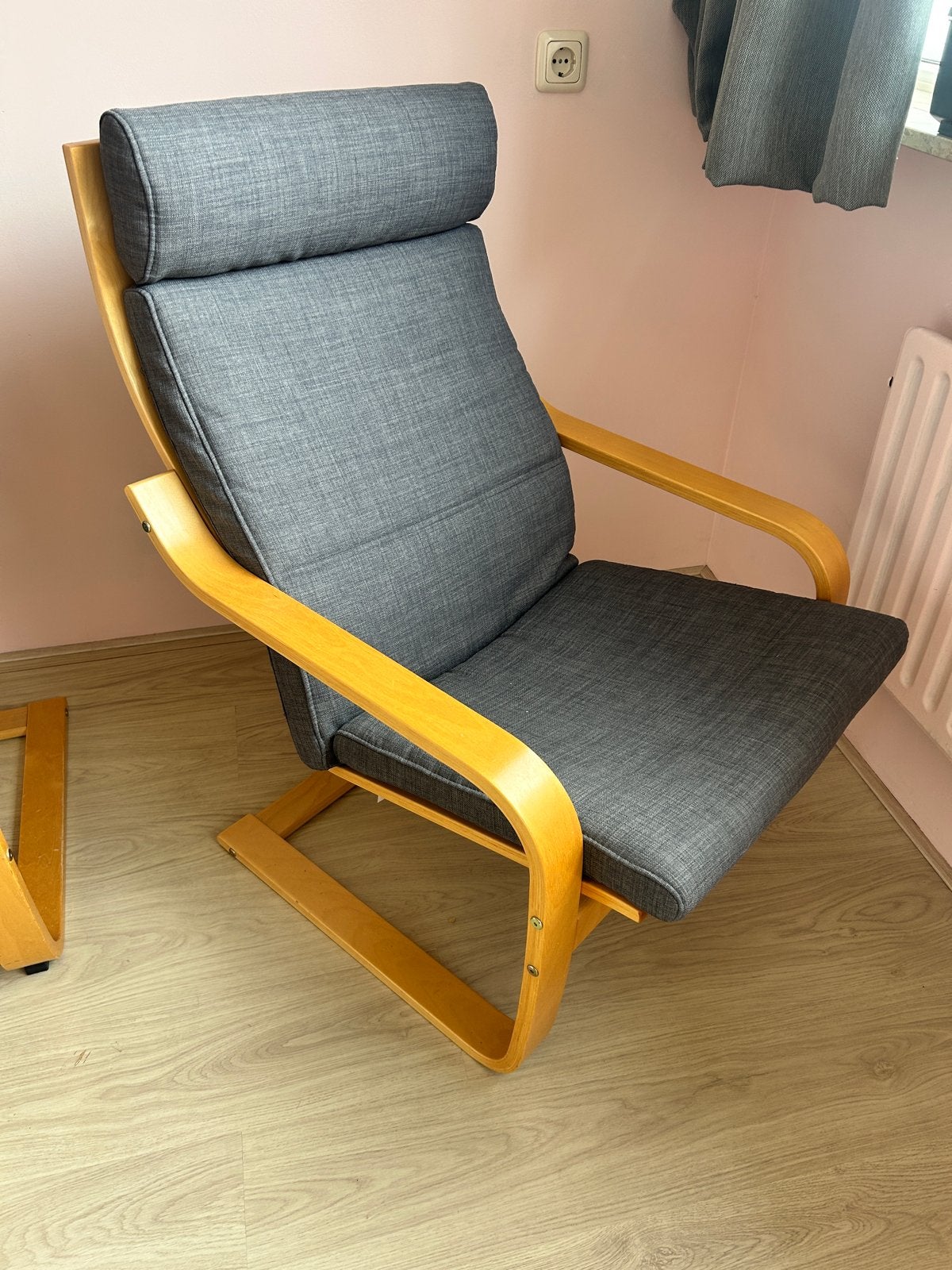 IKEA POÄNG Fauteuil Eikenfineer met Donkergrijs Kussen, Huis en Inrichting, Fauteuils, Zo goed als nieuw, Hout, 50 tot 75 cm, 75 tot 100 cm