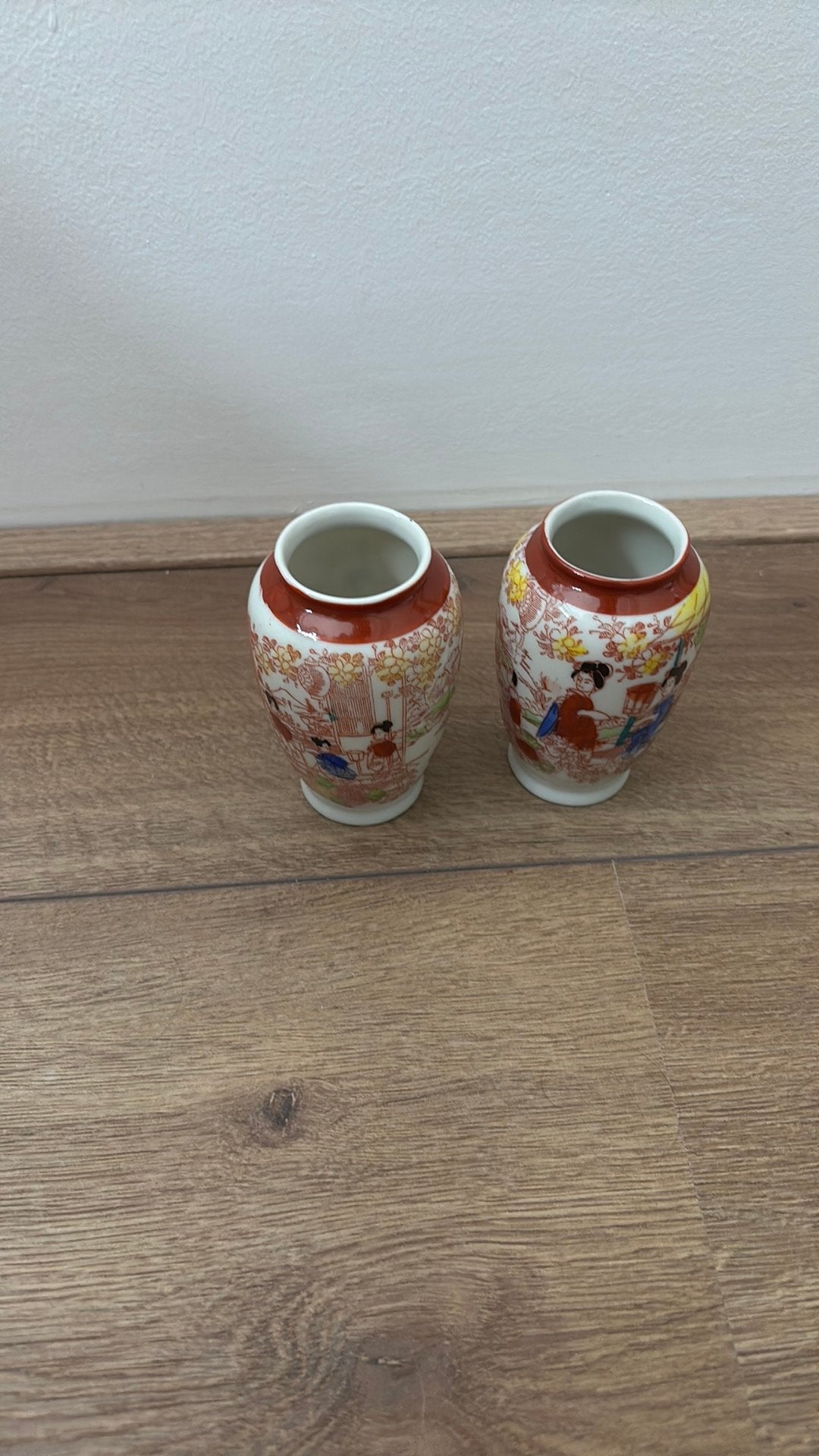 Japanse Satsuma-stijl vaasjes, Ophalen